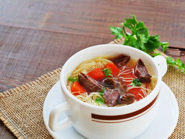 Sup Sapi Dengan Mie Dan Sayuran Dalam Mangkuk Sup Atas — Stok Foto