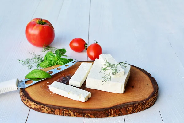 Keju Kambing Papan Kayu Dengan Tomat Dan Herbal — Stok Foto
