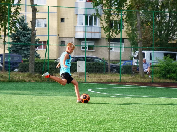 若い男の子が公共のサッカー場にゴールにボールをキック クルージュ ナポカ ルーマニア 2018 — ストック写真