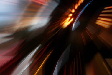 Renkli ışık ışınları, geometrik şekiller, koyu arka plan tasarım.