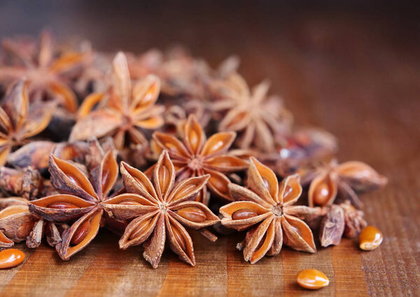 Анис (Illicium verum) на деревянном столе

