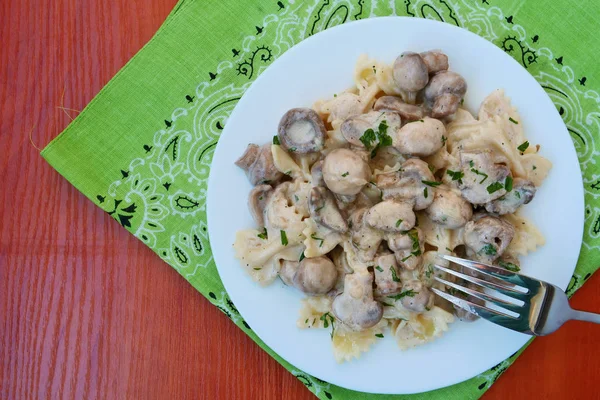 Farfalle Pasta Romige Champignonsaus Witte Plaat Bovenaanzicht — Stockfoto