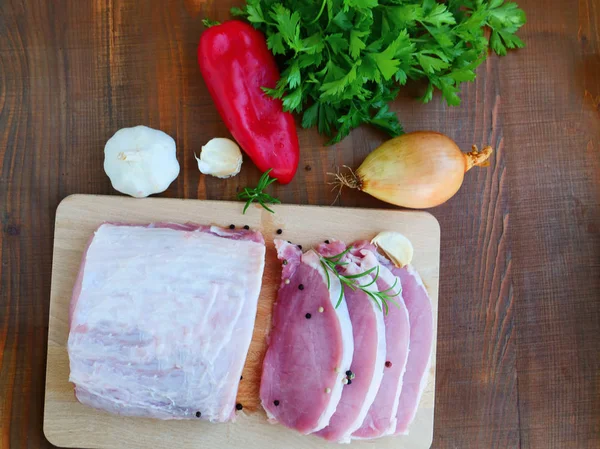 Filete Cerdo Deshuesado Rebanado Una Tabla Madera Con Verduras Sobre — Foto de Stock