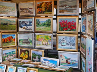 Kaloşvar, Romanya - 20,2018 olabilir: Güzel çerçeveli yağlıboya tablolar bir sokak stand Satılık