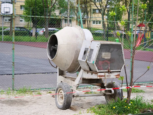 Hand Fed Tilting Drum Mixer Wheels Front Playground Fence — Stock Photo, Image