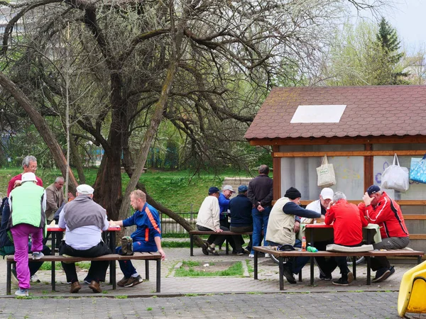 Cluj Napoca Romanya Nisan 2018 Nsanlar Farklı Grup Oyunları Masada — Stok fotoğraf