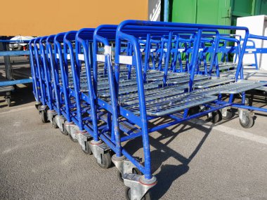 Platform, çerçeveler ve kauçuk tekerlekler ile ağır depo arabası. Büyük paneli pano ve sayfası yardımcı arabaları alışveriş.