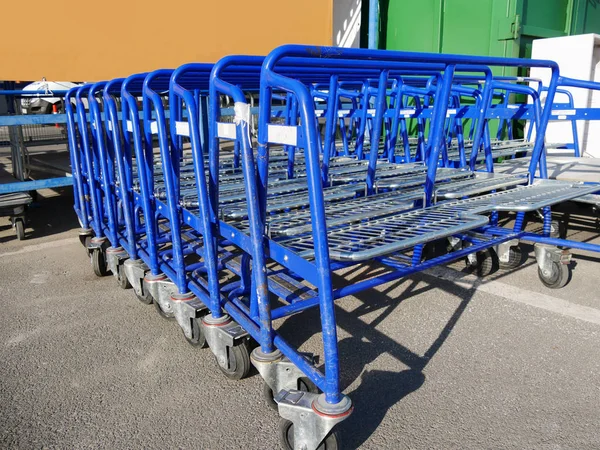 Chariot Entrepôt Robuste Avec Plate Forme Châssis Roues Caoutchouc Panneau — Photo