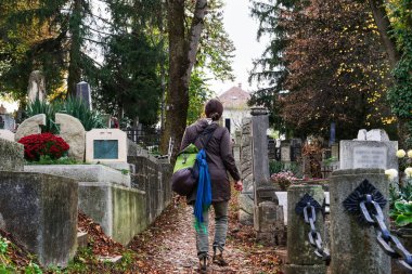 Kaloşvar, Romanya-1 Kasım 2018: Genç kadın kesiminden Azizler günü mezarlıkta bir yolda