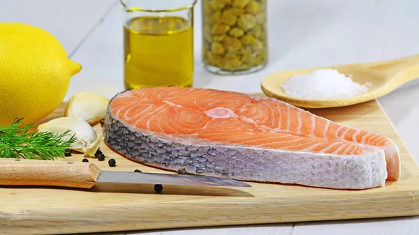 生鮭切り身 ステーキのメダリオンと木の板の上に料理の食材 — ストック写真