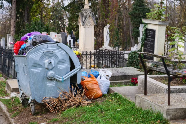 Überquellende Metallmülltonnen Mobiler Müllcontainer Mit Vier Rädern Auf Dem Friedhof — Stockfoto