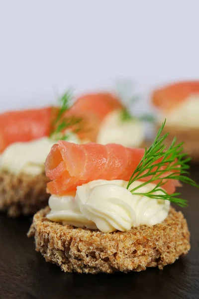 Canapés Salmón Ahumado Con Crema Queso Eneldo Sobre Pan Marrón —  Fotos de Stock