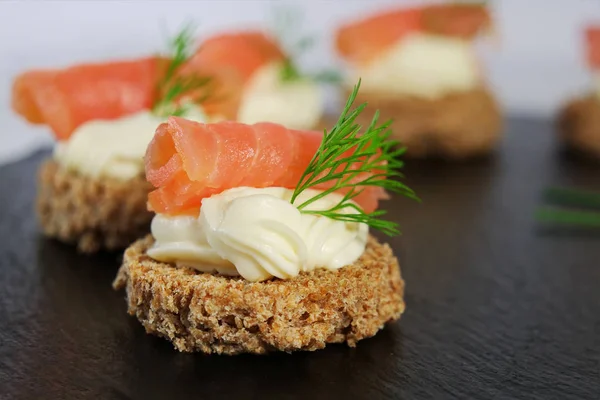 Canapés Salmão Defumado Com Creme Queijo Endro Pão Marrom Sobre — Fotografia de Stock