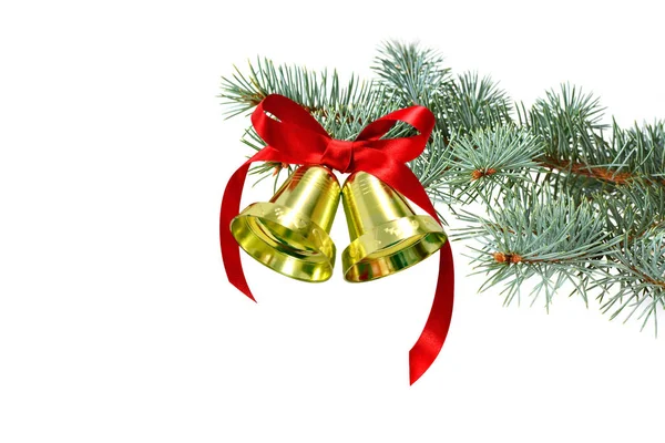 Zlatý Vánoční Zvonky Červenou Stužkou Větve Jedle Izolovaných Bílém Pozadí — Stock fotografie