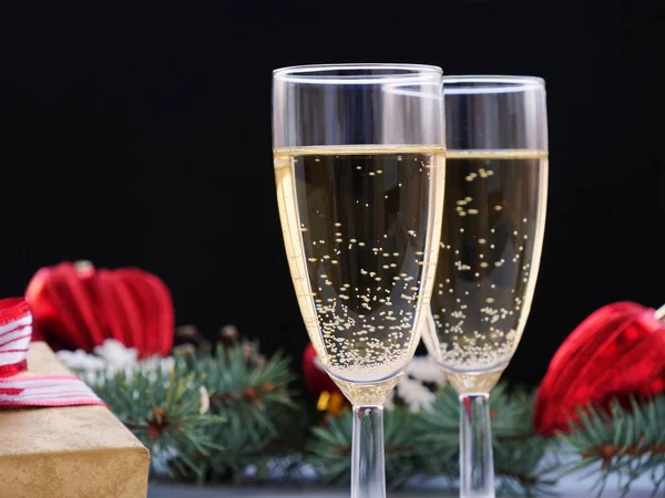 Deux Verres Champagne Cadeaux Décorations Noël Sur Fond Noir — Photo