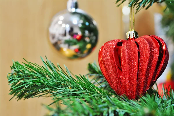 Decorazione Natalizia Forma Cuore Rosso Sull Albero Natale — Foto Stock