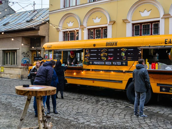 Cluj Napoca Romania December 2016 People Buy Street Food Yellow — Stock Photo, Image