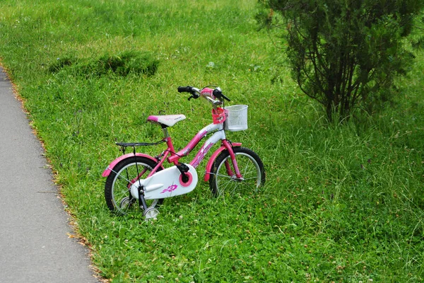 Cluj Napoca Roumanie Juin 2015 Filles Pouces Vélo Rose Avec — Photo