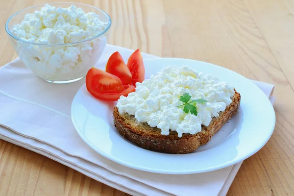 Kwark Verspreid Een Sneetje Volkoren Brood Met Tomaten Witte Plaat — Stockfoto