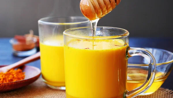 Sweetening Saffron Turmeric Golden Milk Honey Honey Dripping Wooden Dipper — Stock Photo, Image