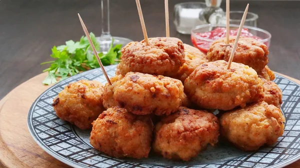 Deliciosas Bolas Carne Placa Sobre Mesa Madeira — Fotografia de Stock