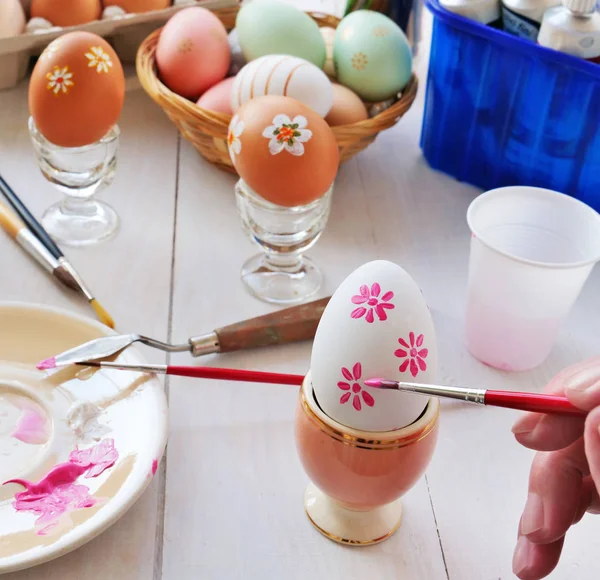 Paaseieren schilderen met het penseel — Stockfoto