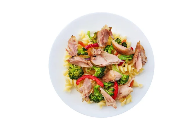 Fusilli tészta húzta csirkehús, brokkoli és zöldségek fehér lemez — Stock Fotó