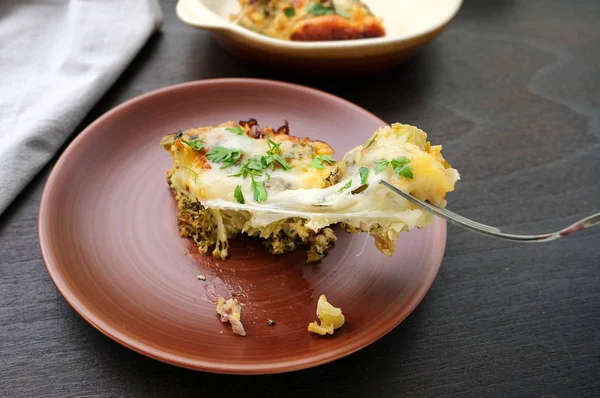 Brócolis, alho-porro, couve-flor, caçarola de queijo no prato — Fotografia de Stock