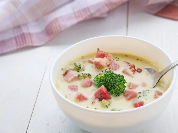 Krämig broccoli ost soppa i skål — Stockfoto
