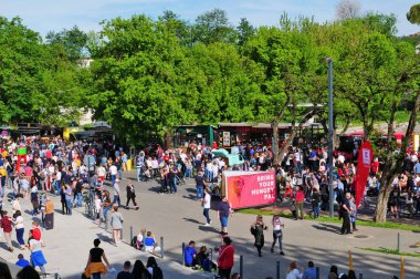 Birçok kişi yemek ve sokak gıda festivalinde içki