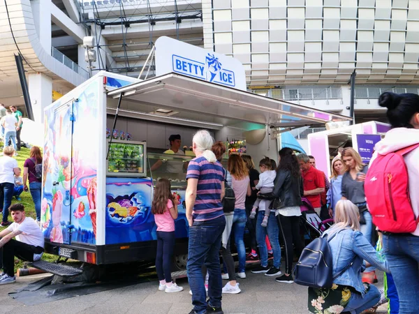 Ludzie stoją w kolejce do kupowania lodów w Food trucki — Zdjęcie stockowe