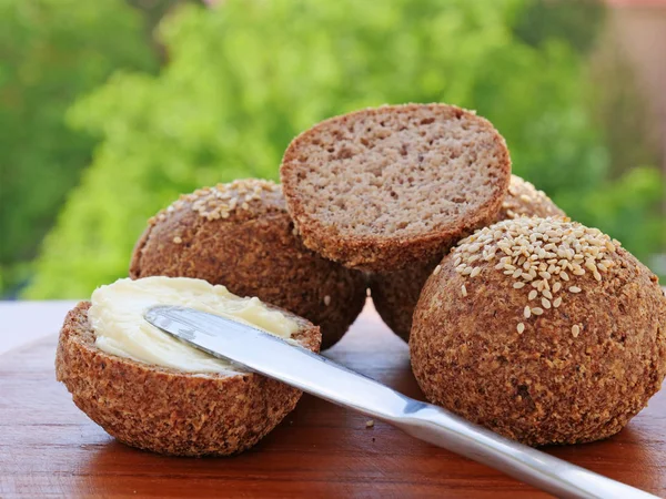 Esparcir mantequilla sobre pan de harina de almendras — Foto de Stock