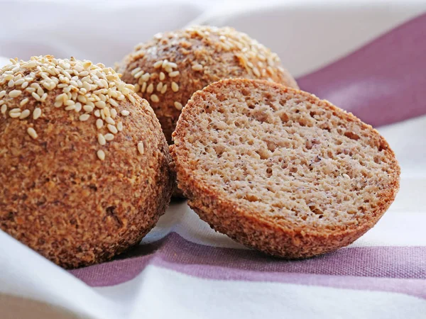 Sabroso pan de harina de almendras, bollos caseros keto con corteza y semillas de sésamo — Foto de Stock