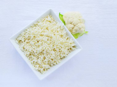 Bir kare kase keto karnabahar pirinç 