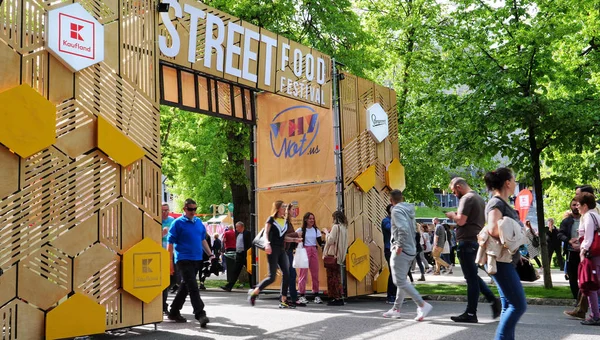 Dekorerad Välkommen grind hälsar de människor som kommer till gatan mat festivalen — Stockfoto