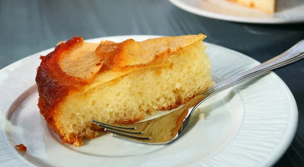 Ciasto jabłkowe kawałek na białej płycie — Zdjęcie stockowe