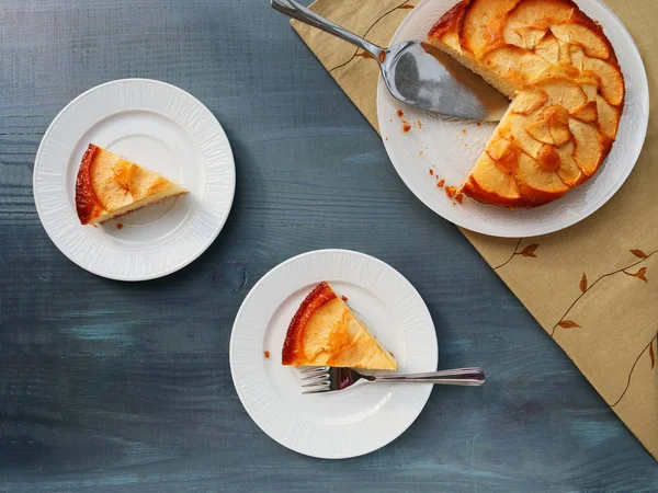 Apple cake on white tray and two slices served on plates — Stock Photo, Image