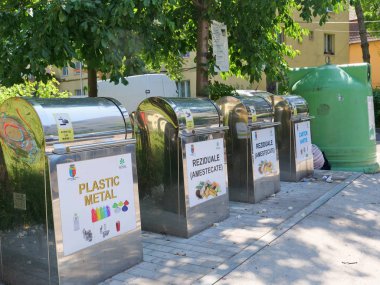 Yeraltı çöp kutularında atık ayıklama