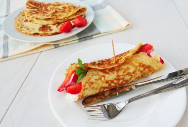 Hindistan cevizi unu keto süzme peynir ve çilek ile sarar