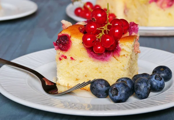 Beerenkuchenriegel mit Himbeeren und roten Johannisbeeren und Blaubeeren — Stockfoto