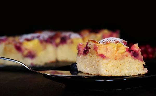 Beerenkuchenriegel mit Himbeeren und Vanillepudding — Stockfoto