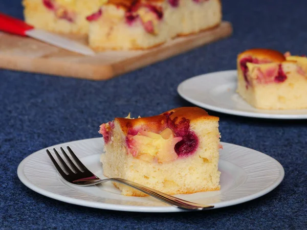 İki tabak üzerinde Berry kek çubukları — Stok fotoğraf