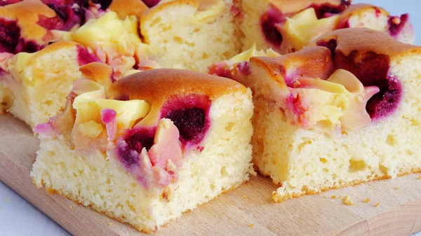 Berry cake bars with raspberries and vanilla cream — Stock Photo, Image