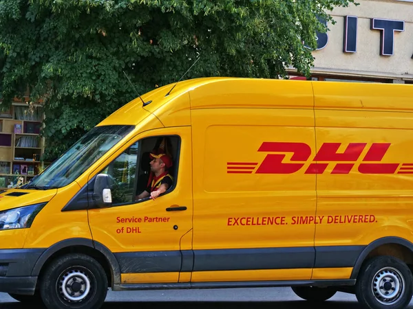 Автомобиль DHL в движении — стоковое фото