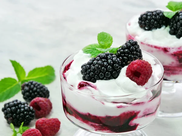 Berry fruit Fool dessert in glazen kom — Stockfoto