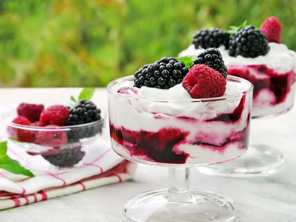 Owoce jagodowe głupi deser w szklance miski — Zdjęcie stockowe
