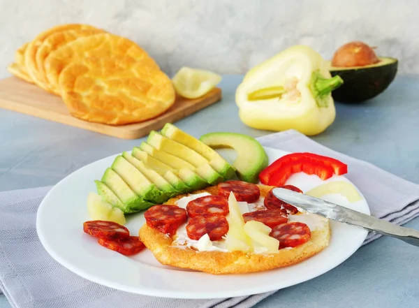 Café da manhã Keto com pão de nuvem — Fotografia de Stock