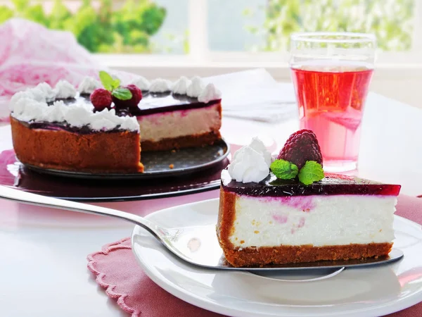 No-bake cheesecake slice with raspberries — Stock Photo, Image