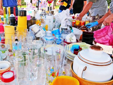 Bit pazarında satılık Vintage sofra.