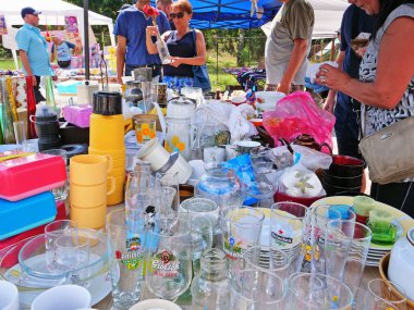 Bit pazarında satılık Vintage sofra.